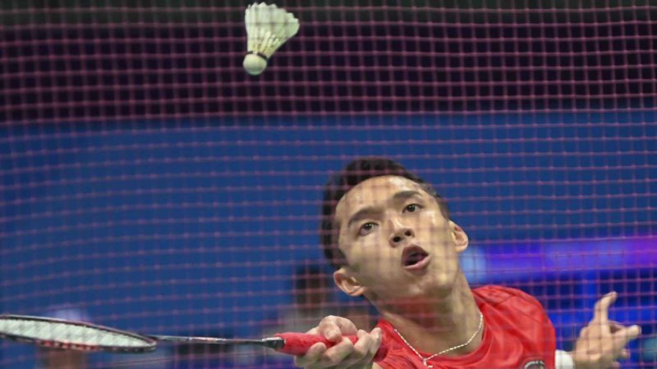 Arsip foto - Pebulu tangkis tunggal putra Indonesia Jonatan Christie mengembalikan kok ke arah lawannya asal Korea Selatan Lee Yungyu dalam babak perempat final beregu Asian Games 2022 di Binjiang Gymnasium, Hangzhou, China, Jumat (29/9/2023). Tim bulu tangkis putra Indonesia kalah dari tim Korea Selatan dengan skor akhir 1-3. ANTARA FOTO/M Risyal Hidayat/nym.