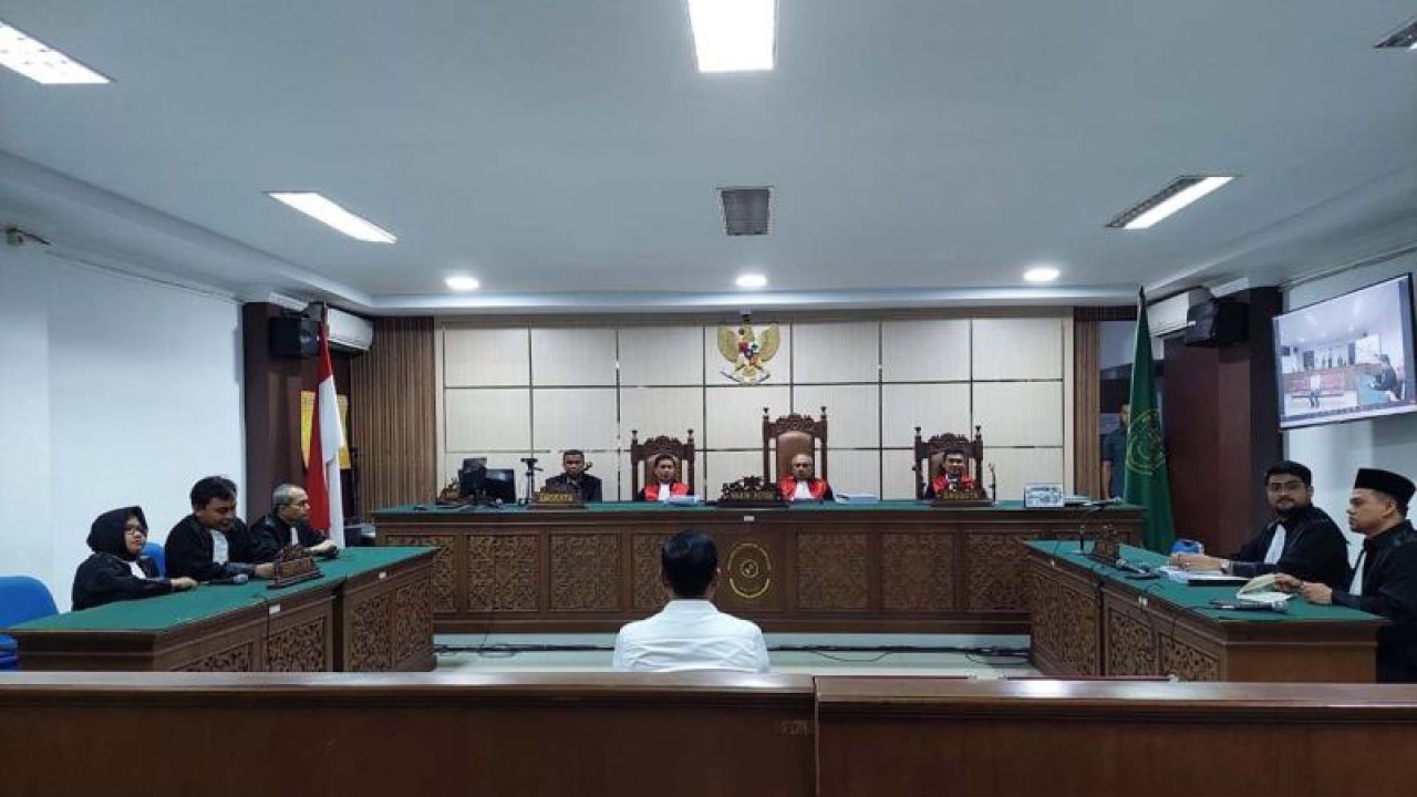 Tim JPU (kiri) membacakan tuntutan perkara dugaan tindak pidana korupsi Rumah Sakit Arun di Pengadilan Negeri Tindak Pidana Korupsi Banda Aceh di Banda Aceh, Selasa (5/12/2023). ANTARA/M Haris SA
