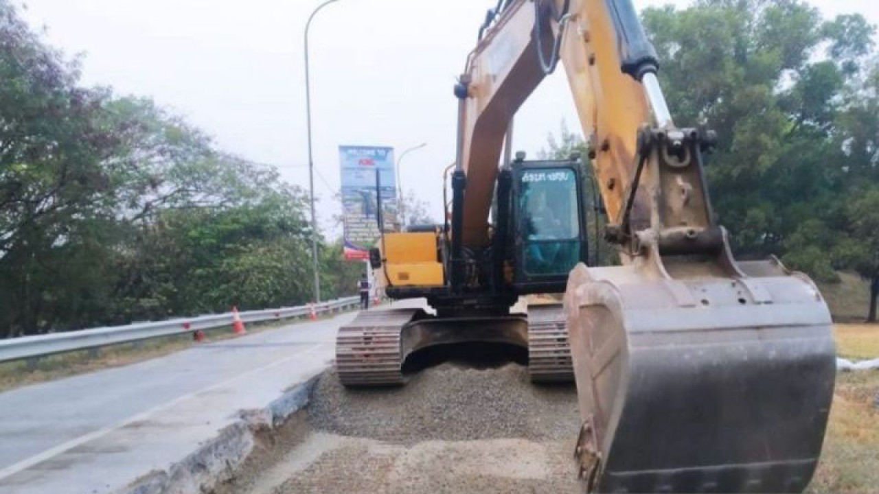 Pekerjaan rekonstruksi jalan di area lajur 2 Simpang Susun Cikunir pada Jalan Tol Jakarta-Cikampek. ANTARA/Pradita Kurniawan Syah