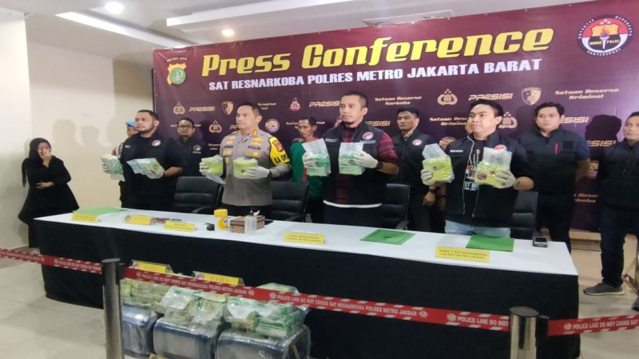 Jumpa pers pengungkapan 30 kilogram narkotika jenis sabu jaringan Malaysia di Polres Metro Jakarta Barat, Kamis (28/12/2023). ANTARA/Risky Syukur