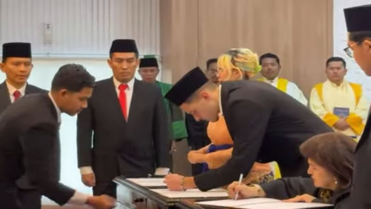 Tangkapan layar Justin Hubner menandatangani dokumen dalam proses pengambilan sumpah dan janji setia pewarganegaraan RI di Kanwil Kementerian Hukum dan HAM DKI Jakarta, yang ditayangkan melalui live streaming kanal youtube PSSI di Jakarta, Rabu (6/12/2023). (ANTARA/Aloysius Lewokeda)