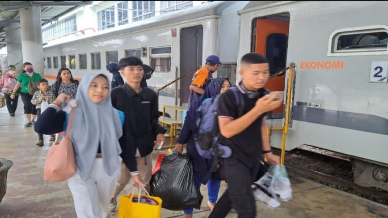 Penumpang kereta api yang akan mudik dengan kereta api (ANTARA/HO)