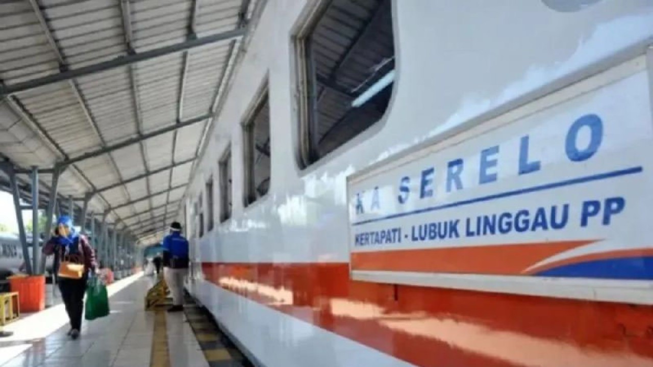 Penumpang berjalan menuju gerbong KA Serelo sebelum keberangkatan di Stasiun Kereta Api Kertapati Palembang, Sumsel, Kamis (24/9/2020). ANTARA FOTO/Feny Selly