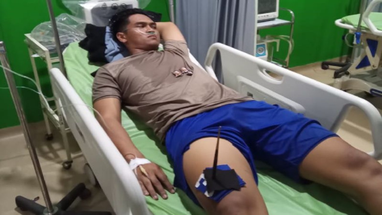 Bripda Muhammad Sultan terkena anak panah di bagian paha kanan, anggota Polres Tolikara yang terluka saat amankan pencairan dana desa di Karubaga, Rabu (13/12). (ANTARA/HO/Humas Polda Papua)