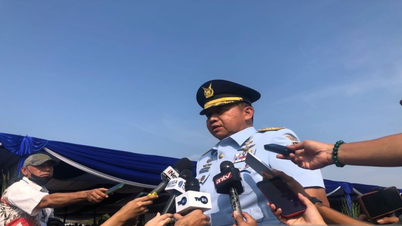 Kepala Dinas Penerangan Angkatan Udara (Kadispenau) Marsma TNI R. Agung Sasongkojati saat diwawancara awak media di taxiway echo Lanud Halim Perdanakusuma, Jakarta, Jumat (08/12/2023). ANTARA/Hendri Sukma Indrawan