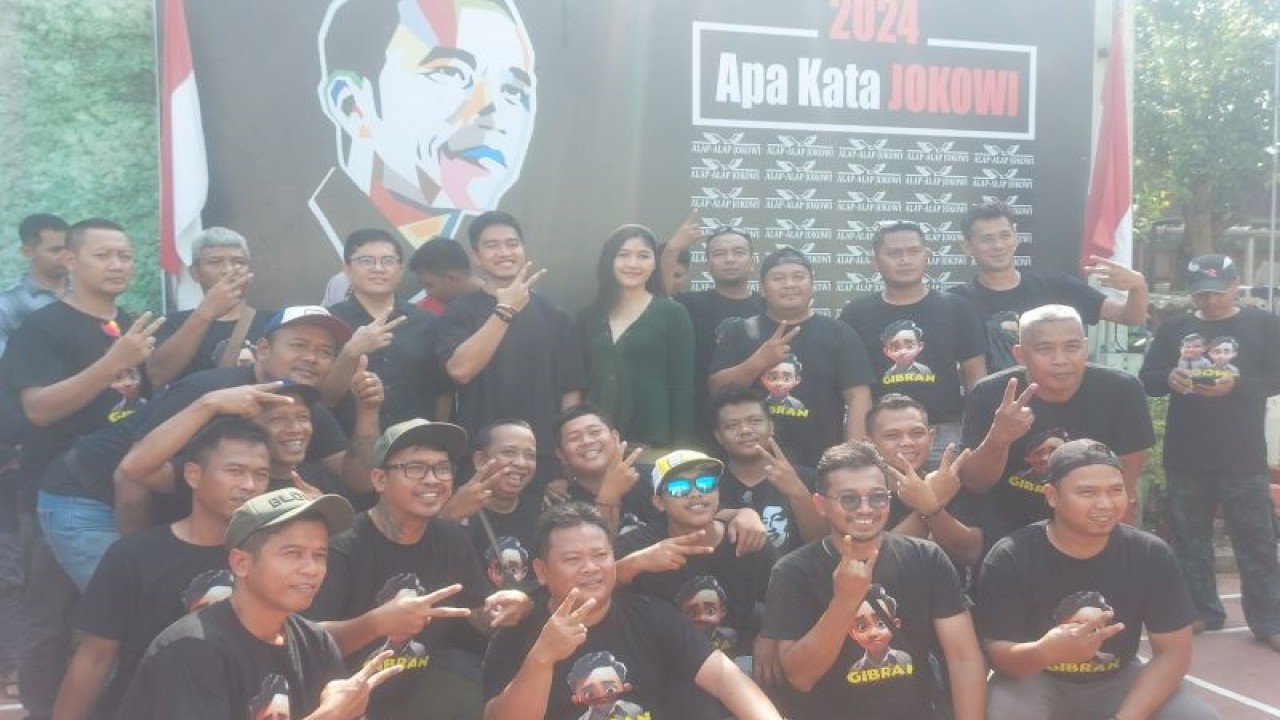 Ketua Umum Partai Solidaritas Indonesia (PSI) Kaesang Pangarep berdiskusi dengan Ketua Alap Alap Jokowi Isnaini di Semarang, Jateng, Senin (18/12/2023). (ANTARA/Katriana)