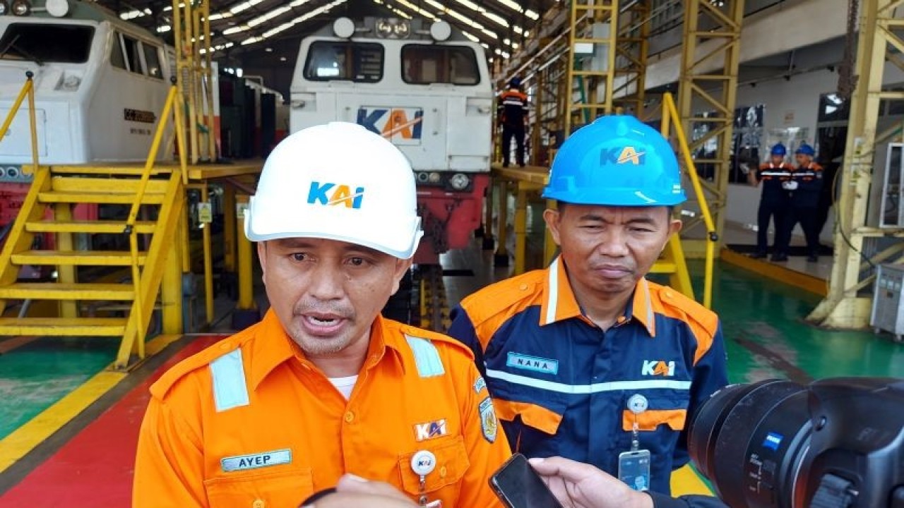 Manajer Humas Daop 2 Bandung Ayep Hanapi memberikan keterangan di Dipo Lokomotif Stasiun Bandung terkait persiapan angkutan Natal 2023 dan Tahun Baru 2024, Bandung, Rabu (13/12/2023). (ANTARA/Ricky Prayoga)