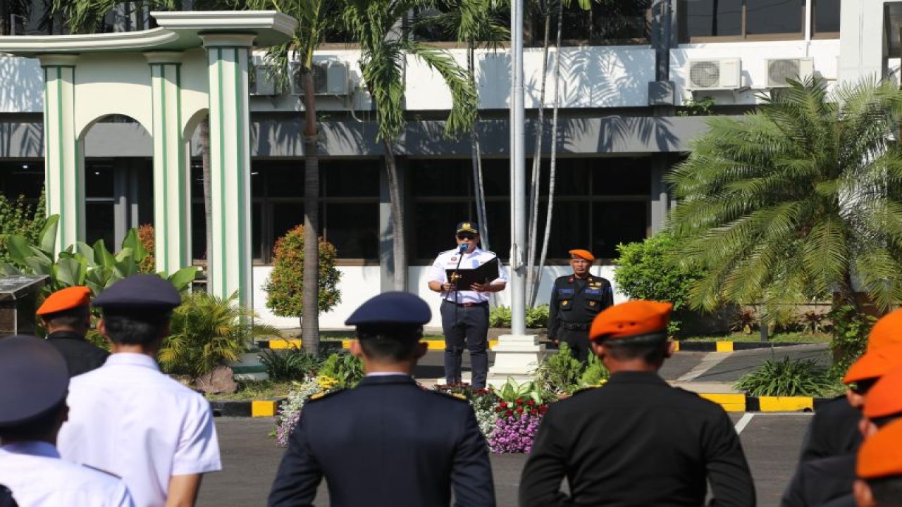 Executive Vice President (EVP) KAI Daop 8 Surabaya Wisnu Pramudyo (tengah) memimpin Apel Gelar Pasukan posko Angkutan Natal-Tahun Baru di depan kantor Daop 8 Surabaya, Kamis (21/12/2023). ANTARA/HO-KAI Daop 8 Surabaya