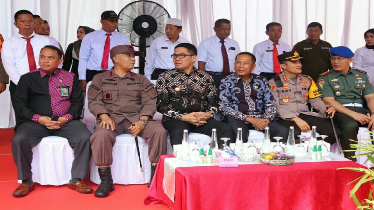 Kajari Samarinda, Wali Kota Samarinda dan pihak terkait lain saat pemusnahan barang bukti di Samarinda, Kamis (30/11) (Antara / HO Kasi Intelijen Kejari Samarinda)