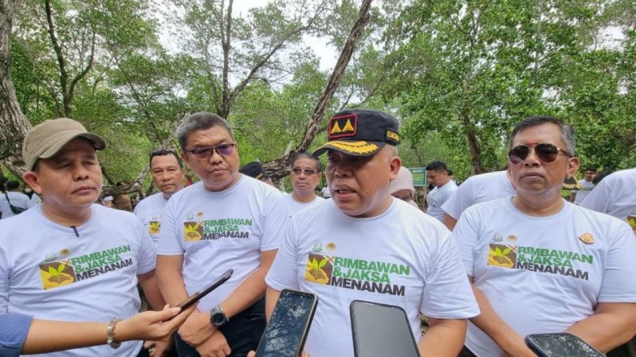 Kepala Kejaksaan Tinggi Papua Barat Harli Siregar saat diwawancara seusai penanaman bibit mangrove di Manokwari, Selasa. (ANTARA/Fransiskus Salu Weking)