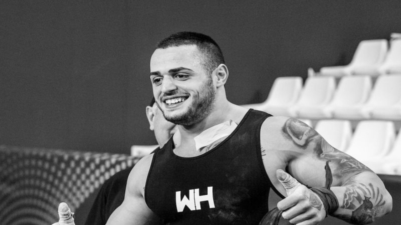 Lifter remaja berusia 19 tahun asal Bulgaria Karlos Nasar berpose usai mencatatkan rekor dunia senior untuk kelima kalinya pada kategori 89kg putra dalam IWF Grand Prix II di Doha, Qatar, Minggu (10/12/2023). (iwf.sport)