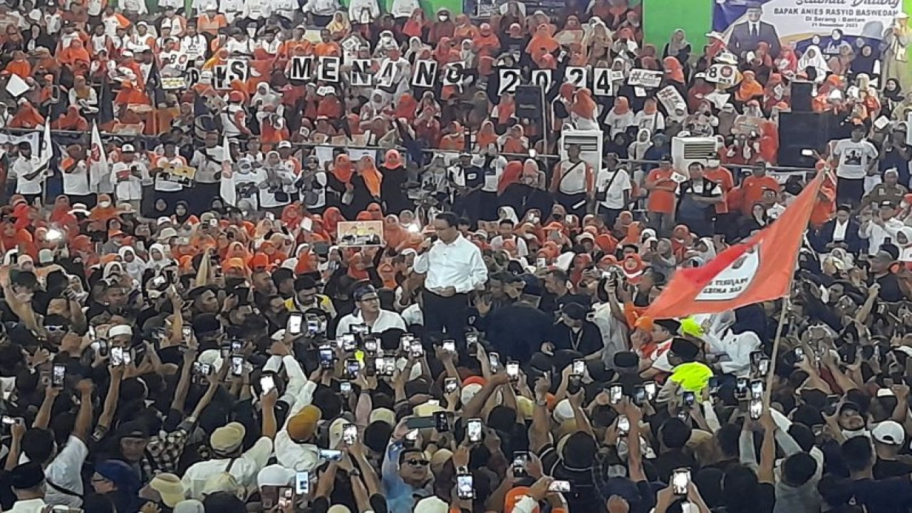 Calon presiden nomor urut 1 Anies Baswedan melanjutkan giat kampanyenya di Gedung Gelanggang Remaja (GGR) Maulana Yusuf, Kota Serang, Banten, bertemu dengan ratusan simpatisan dan relawan, Kamis.  (ANTARA/Desi Purnama Sari)