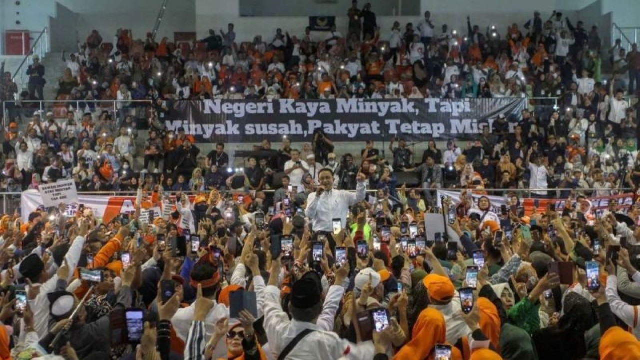 Calon Presiden nomor urut 1 Anies Baswedan (tengah) menyampaikan pidato politiknya saat berkampanye di Gelanggang Remaja di Pekanbaru, Riau, Rabu (13/12/2023). ANTARA FOTO/Rony Muharrman/nym.