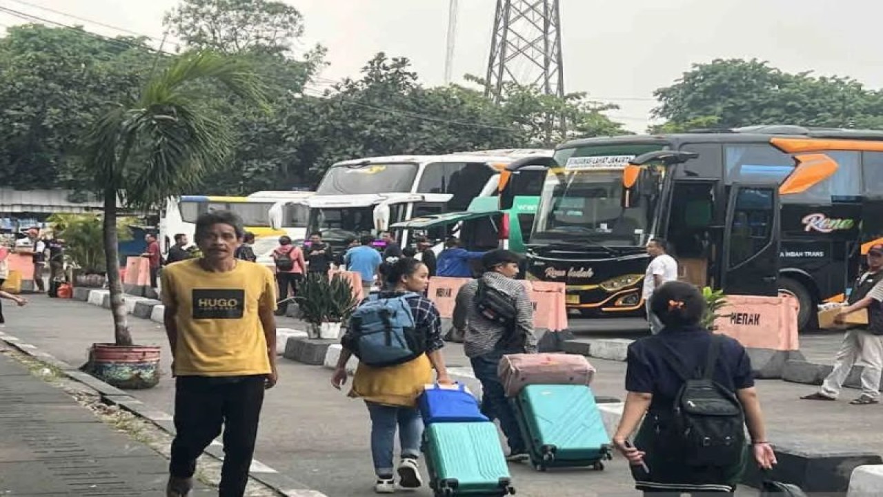 Sejumlah calon penumpang hendak naik bus di Terminal Kampung Rambutan, Jakarta Timur, Sabtu (23/12/2023). ANTARA/Harianto