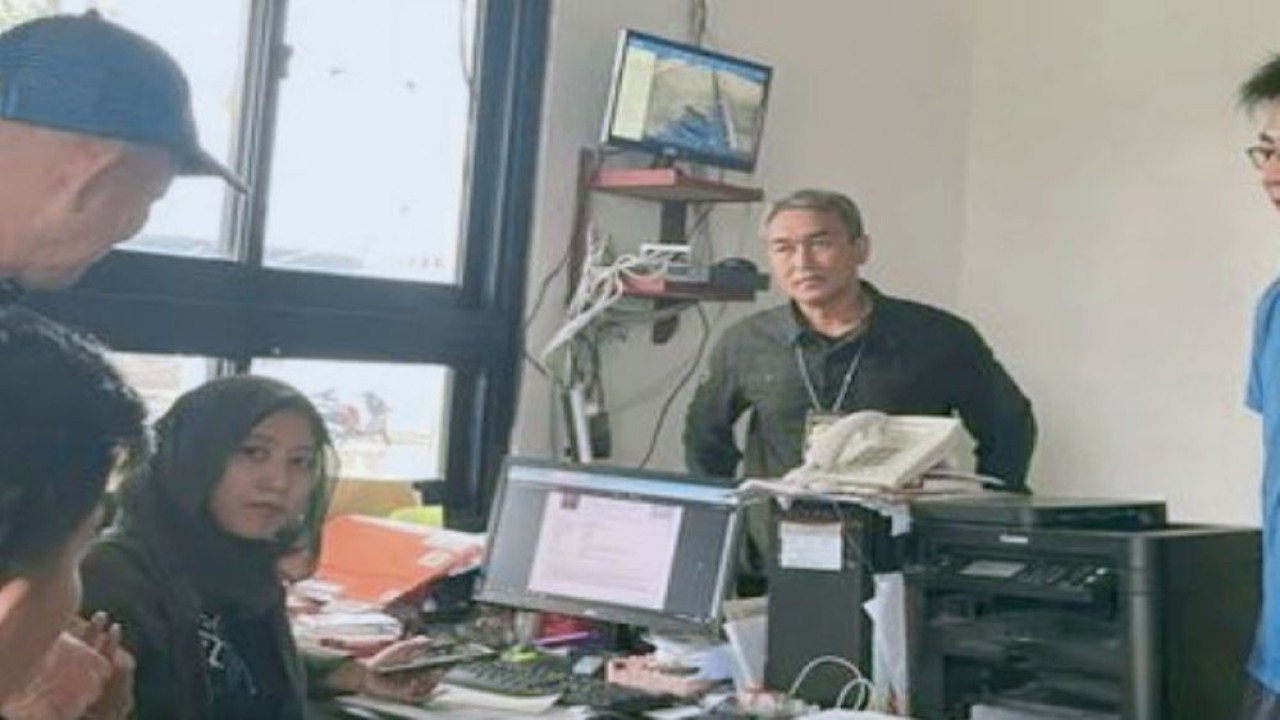 Pemeriksaan dokumen keimigrasian tenaga kerja asing oleh Kantor Imigrasi Karawang. (ANTARA/HO-Kantor Imigrasi Karawang)