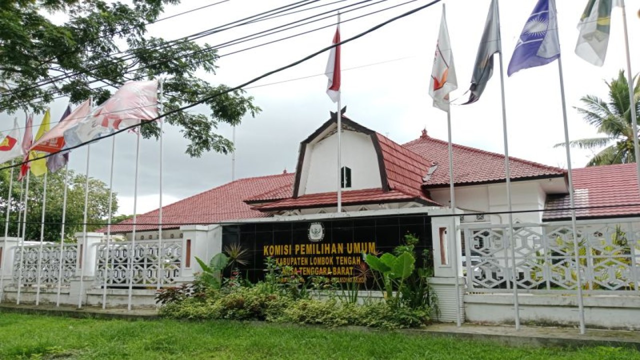 Kantor KPU Kabupaten Lombok Tengah, Provinsi Nusa Tenggara Barat (ANTARA/Akhyar Rosidi)