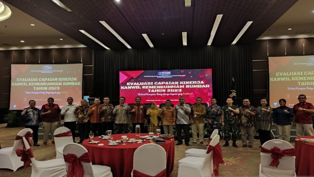 Kepala Kanwil Kemenkumham Sumbar Haris Sukamto, berofot bersama dengan peserta rapat koordinasi capaian kinerja di Padang, Jumat (1/12). ANTARA/FathulAbdi