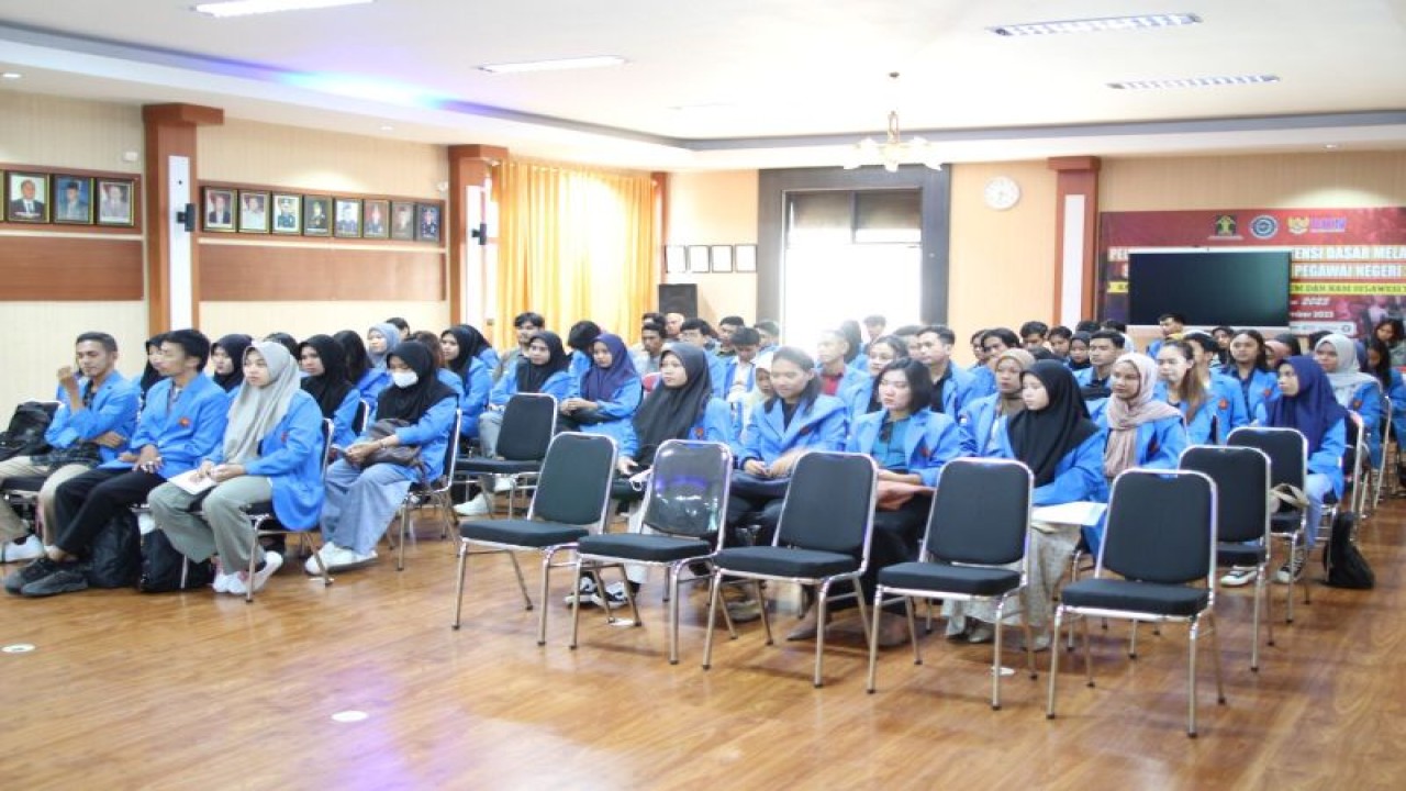 Puluhan mahasiswa Untad mengikuti sosialisasi layanan KI di Ruang Garuda Kanwil Kemenkumham Sulteng, Kota Palu, Selasa (12/12/2023). ANTARA/HO-Humas Kemenkumham Sulteng.
