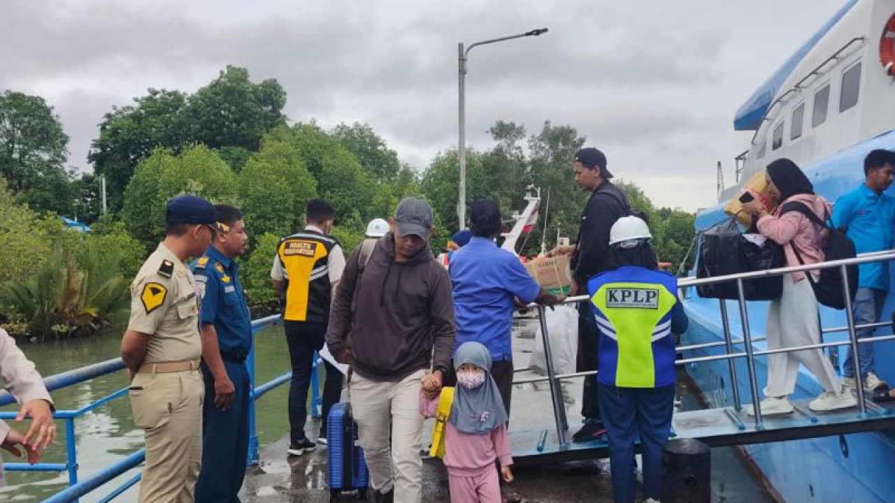 Aktivitas kapal cepat melayani penumpang Tanjung Pandan - Pangkal Balam Kota Pangkal Pinang ANTARA/Kasmono-Apriliansyah