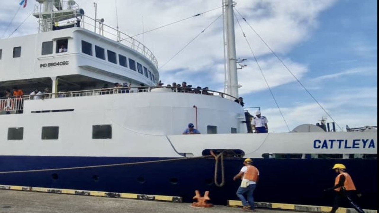 Kapal feri MV Cattleya bersandar di Pelabuhan Lahat Datu, Sabah, Malaysia, pada Rabu (20/12/2023). (ANTARA/HO-Konsulat RI Tawau)