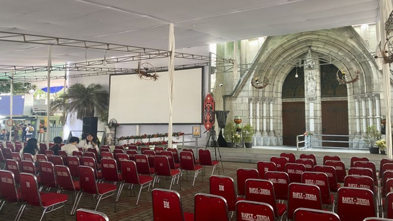 Beberapa warga mengunjungi Gereja Katedral Jakarta untuk melihat persiapan menjelang perayaan Natal 2023 di Gereja Katedral Jakarta, Jakarta, Minggu (24/12/2023). (ANTARA/Astrid Faidlatul Habibah)