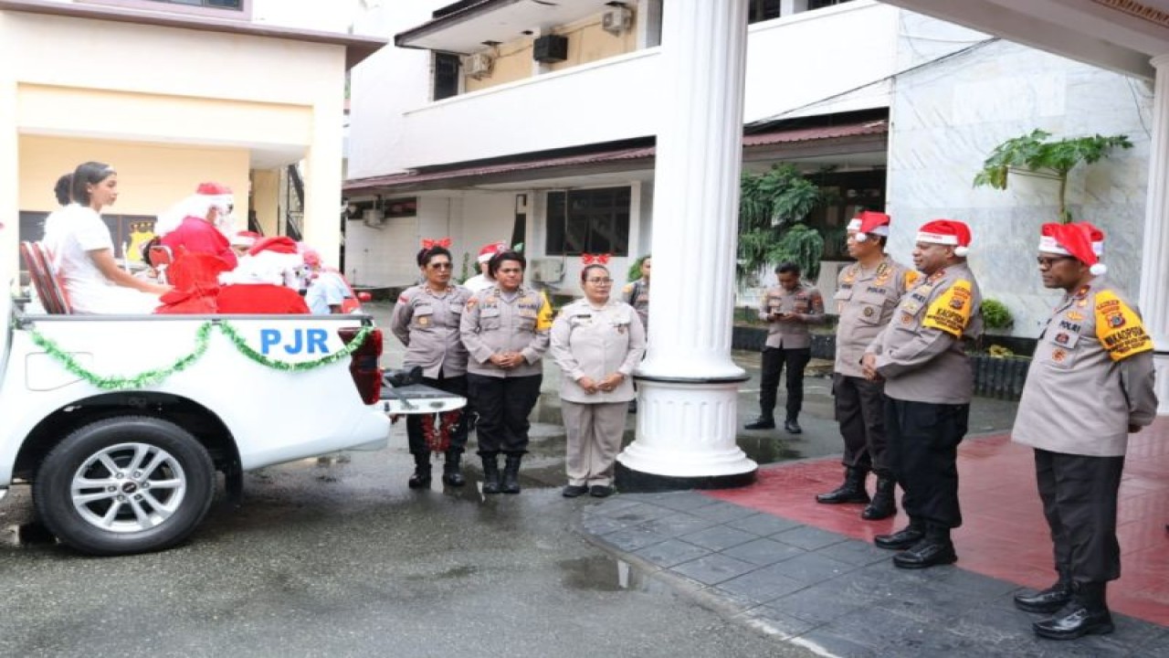 Kapolda Papua Irjen Pol Mathius Fakhiri saat melepas tim "Santa Claus" yang akan membagikan 1000 paket Natal di wilayah Kabupaten Jayapura. (ANTARA/HO/Humas Polda Papua)