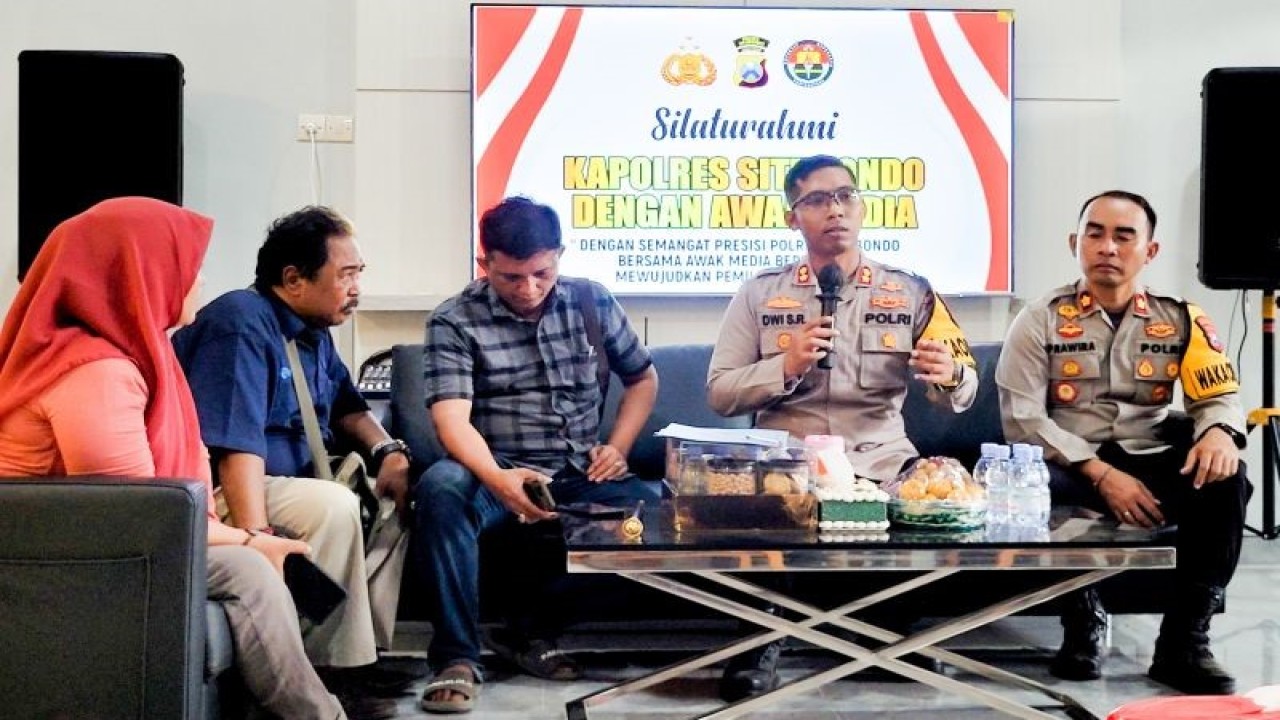 Kapolres Situbondo AKBP Dwi Sumrahadi Rakhmanto didampingi Wakapolres Kompol I Made Prawira Wibawa bersama Sekretaris PWI Situbondo Diana saat acara silaturahmi. ANTARA/Novi Husdinariyanto.