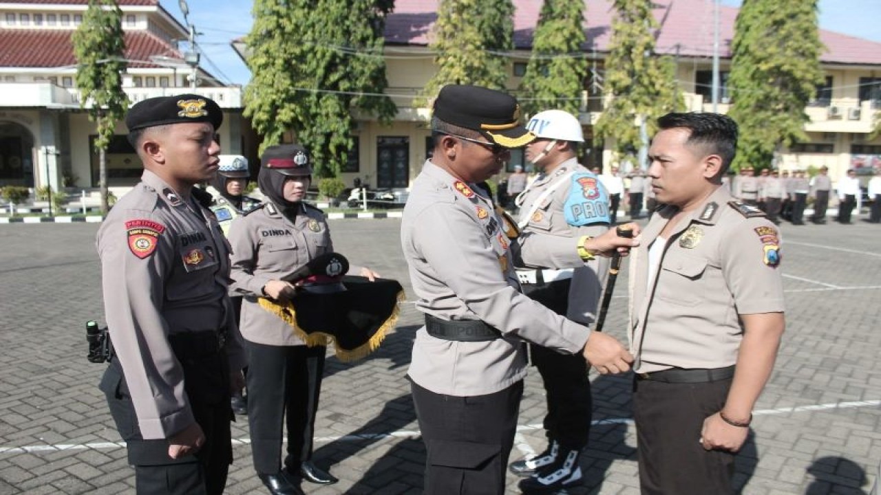 Kapolres Situbondo AKBP Dwi Sumrahadi Rakhmanto lucuti seragam dinas Brigadir AD di sela Upacara PTDH di halaman Mapolres Situbondo, Jatim. Senin (11/12/2023) ANTARA/HO-Polres Situbondo