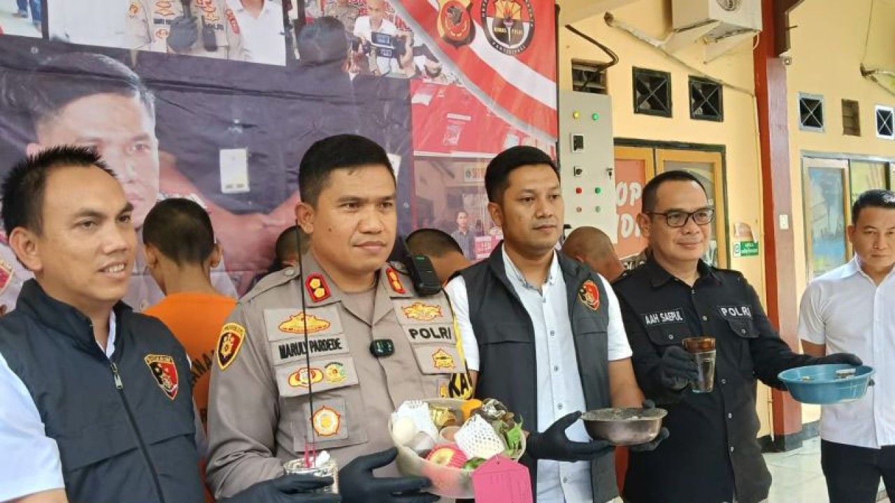 Kapolres Sukabumi AKBP Maruly Pardede bersama jajaran Satreskrim Polres Sukabumi memperlihatkan barang bukti berupa barang untuk ritual perdukunan saat pers rilis di Mapolres Sukabumi, Kecamatan Palabuhanratu, Kabupaten Sukabumi, Jabar pada Rabu, (6/12/2023). ANTARA/Aditya Rohman