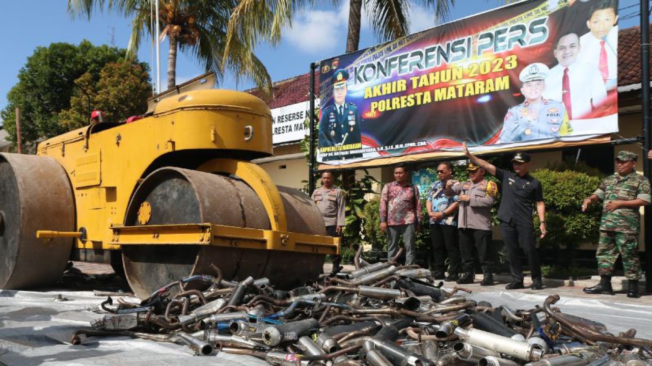 Kapolresta Mataram bersama pejabat forkopimda menyaksikan pemusnahan barang bukti hasil razia kendaraan berupa knalpot brong di Mataram, Jumat (29/12/2023). ANTARA/Dhimas B.P.