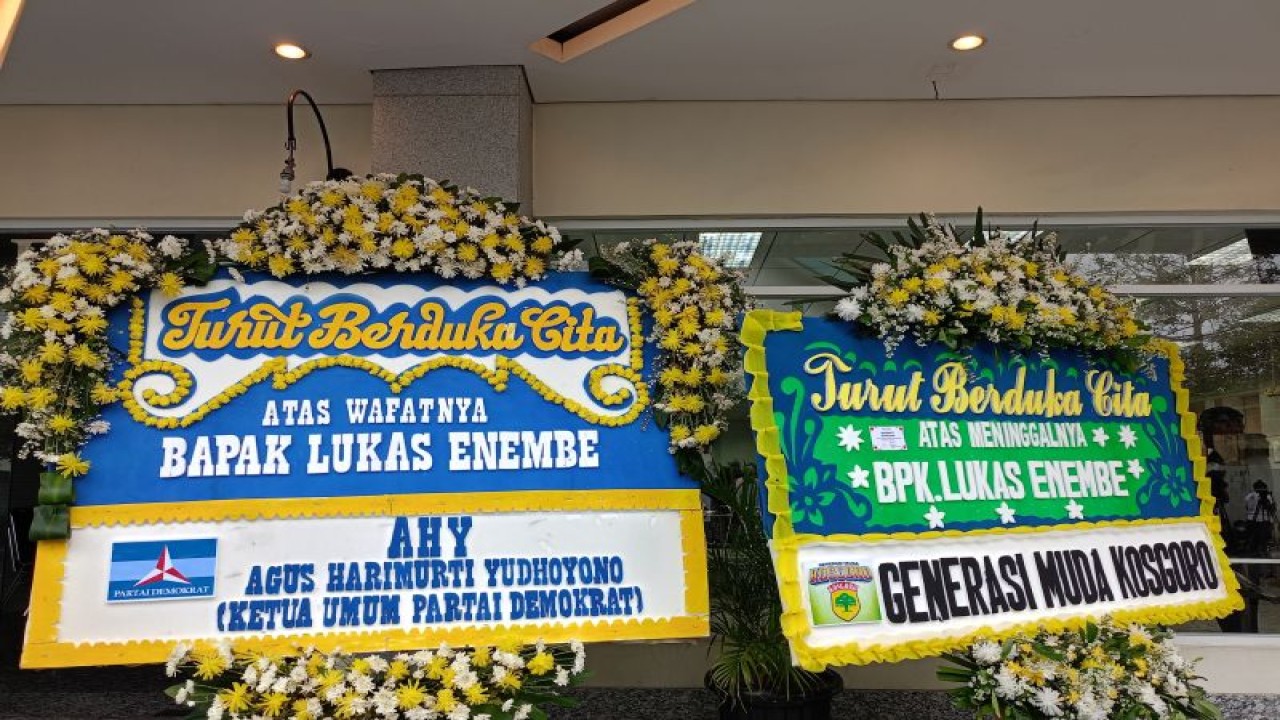 Karangan bunga duka cita untuk mantan Gubernur Papua dua periode sekaligus terpidana kasus korupsi Lukas Enembe di Rumah Duka Sentosa Gatot Soebroto di RSPAD Gatot Subroto, Jakarta Pusat, Selasa (26/12/2023). ANTARA/Siti Nurhaliza