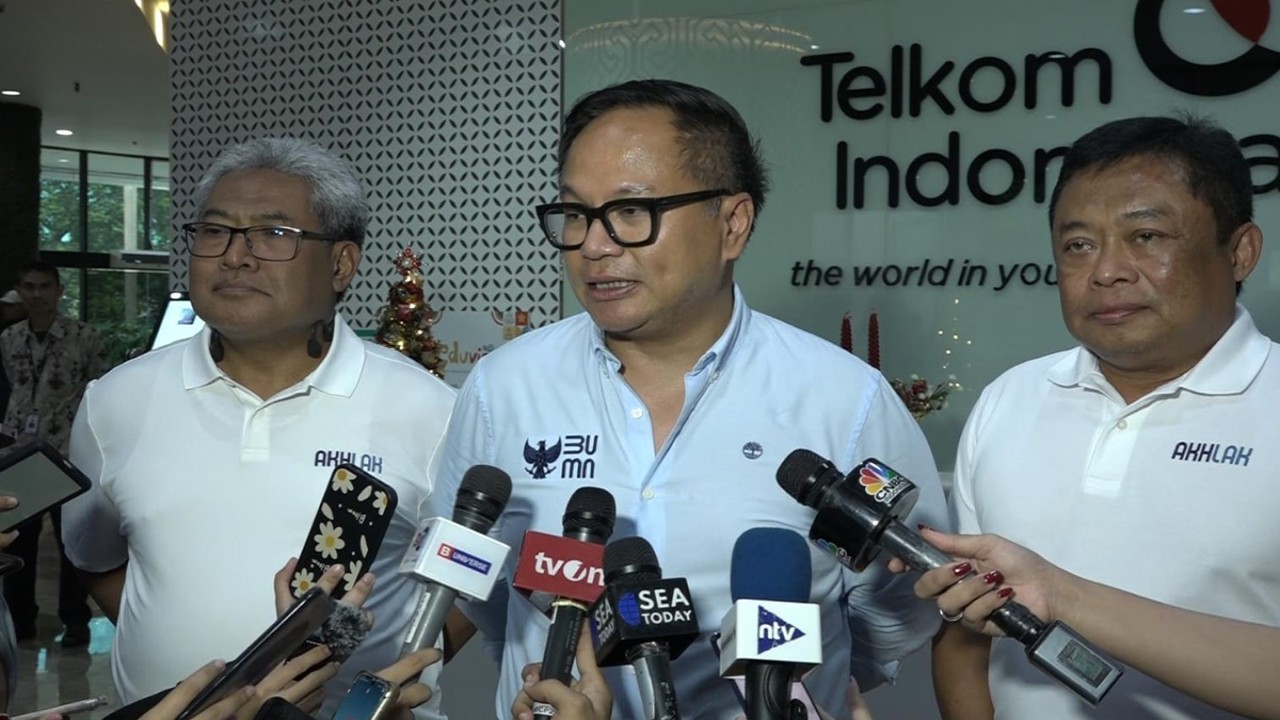 Menyambut momen tahun baru 2024, Wakil Menteri Badan Usaha Milik Negara, Kartika Wirjoatmodjo didampingi Direktur Utama Telkom, Ririek Adriansyah melakukan kunjungan ke Posko TelkomGroup SIAGA NARU (Natal - Tahun Baru) 2023/2024 di Telkom Integrated Operation Center, Jakarta (29/12).