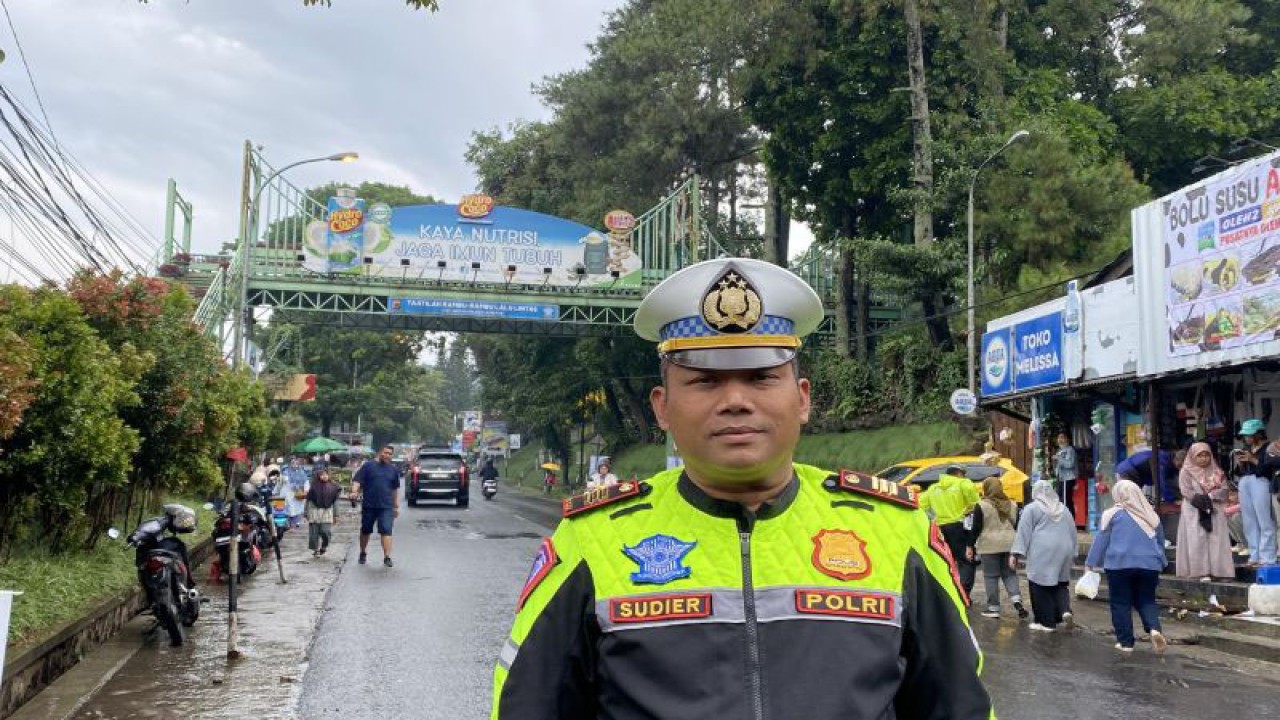Kasatlantas Polres Cimahi AKP Sudirianto saat memberikan keterangan kondisi lalu lintas di Lembang, Kabupaten Bandung Barat, Jawa Barat, Senin (25/12/2023). (ANTARA/Rubby Jovan)