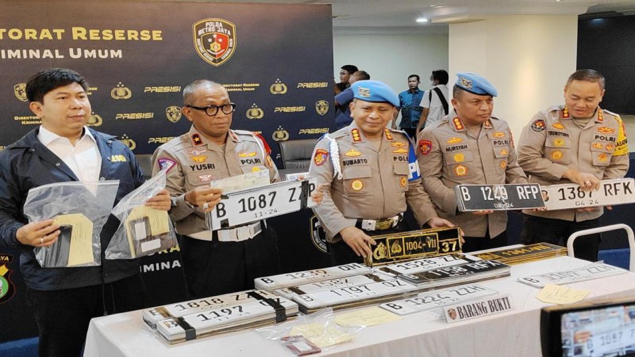 Kasubdit Jatanras Ditreskrimum Polda Metro Jaya AKBP Samian (kiri) saat konferensi pers di Jakarta, Rabu (20/12/2023). ANTARA/Ilham Kausar