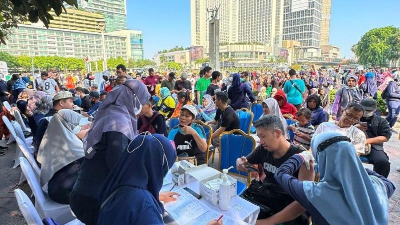Puluhan warga tengah mengikuti vaksinasi COVID-19 yang digelar pada kegiatan Car Free Day (CFD) Bundaran HI, Jakarta, Minggu (17/12/2023). ANTARA/HO-Dinkes DKI Jakarta