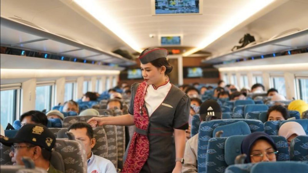 Ilustrasi pelayanan Kereta Cepat Whoosh. (ANTARA/HO-PT KCIC)