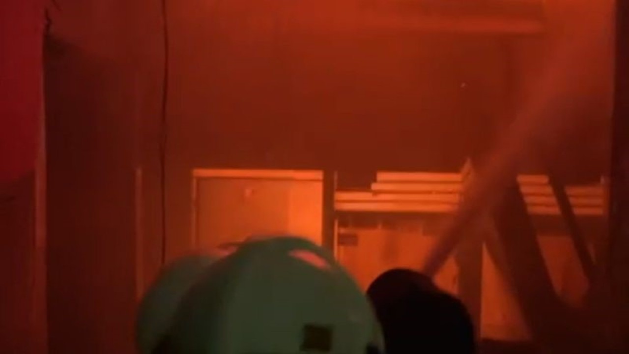 Kebakaran belasan rumah di RW 003, Kota Bambu Utara, Palmerah, Jakarta Barat, Selasa (19/12/2023) malam. ANTARA/Tangkapan Layar