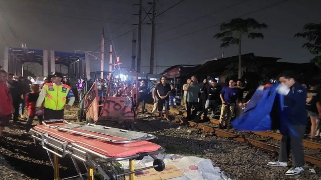 Seorang wanita berinisial HY (44) tewas tertabrak kereta di perlintasan Pasar Pesing, Kedoya Utara, Kebon Jeruk, Jakarta Barat, pada Jumat (8/12/2023) sekira pukul 19.30 WIB. ANTARA/HO