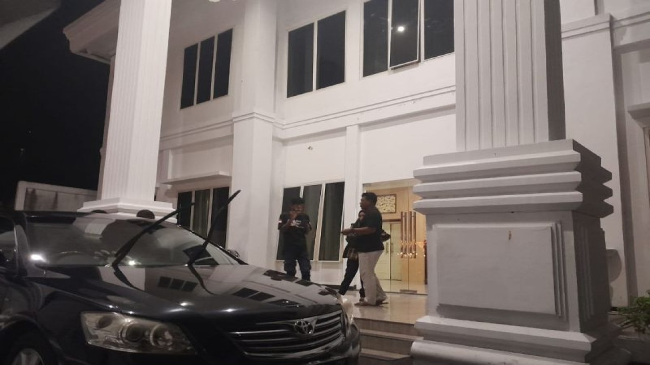 Beginilah suasana di Kediaman Gubernur Malut, Abdul Gani Kasuba, di Kelurahan Takoma, Kecamatan Ternate Tengah, Kota Ternate, Maluku Utara, usai tim dari Komisi Pemberantasan Korupsi (KPK) melakukan penyeledahan sekitar sekitar pukul 18.45 Waktu Indonesia Timur, Senin (18/12/2023). ANTARA/HO-Harmoko Minggu (ANTARA/Abdul Fatah)