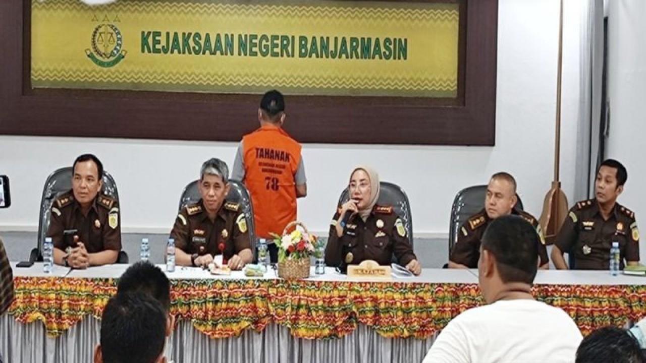 Kajari Banjarmasin Indah Laila saat menyampaikan ke media perkara tersangka Lian Silas yang telah dinyatakan lengkap alias P21. ANTARA/Firman