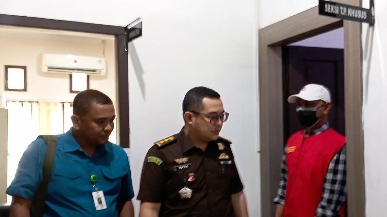 Jaksa penuntut umum mengawal Mirza, terpidana kasus korupsi AWSC, di Kantor Kejari Banda Aceh sebelum dieksekusi ke Rutan Kelas II B Banda Aceh di Banda Aceh, Kamis (14/12/2023). ANTARA/M Haris SA