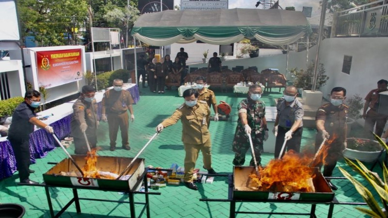 Bupati HST Aulia Oktafiandi (tengah) ikut memusnahkan barang rampasan dari berbagai tindak pidana berdasarkan keputusan MA RI dan Pengadilan Negeri Barabai, di Hulu Sungai Tengah, Kalimantan Selatan, Selasa (12/12/2023). (ANTARA/HO-Pemkab HST)