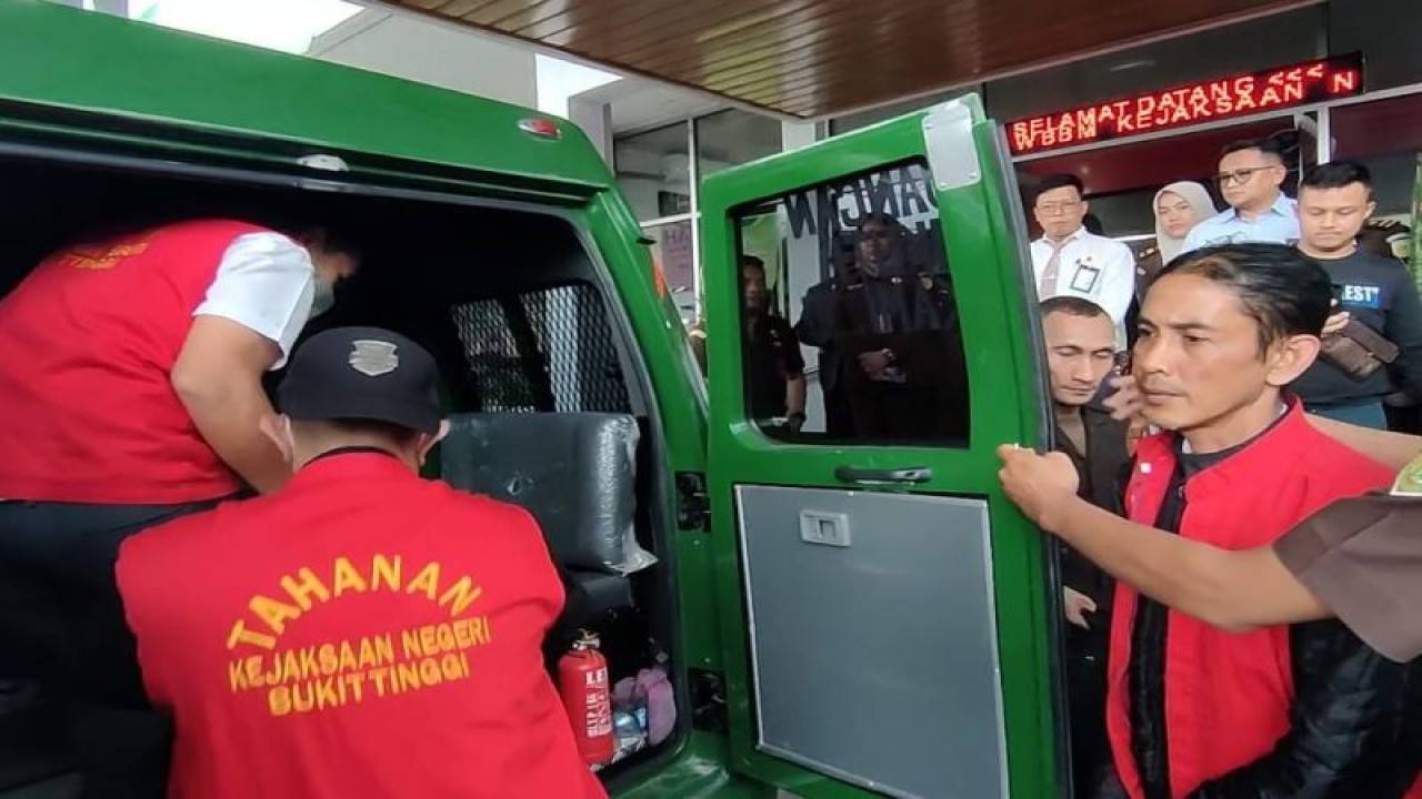 Enam Tersangka kasus korupsi saat menaiki mobil tahanan menuju Lapas Kelas II A Bukittinggi, Senin (11/12) pada kasus dugaan penyalahgunaan biaya pengelolaan Pasar Atas tahun anggaran 2020 dan kegiatan fasilitasi pengelolaan sarana distribusi perdagangan tahun anggaran 2021 di Dinas Koperasi, UKM, dan Perdagangan Kota Bukittinggi. Antara/HO-Kejari Bukittinggi.