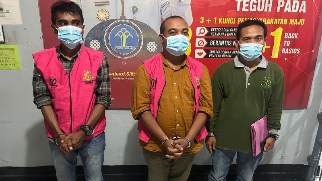 Petugas kejaksaan menunjukkan kedua tersangka kasus dugaan korupsi pengelolaan anggaran belanja tahun 2017 sampai 2020 pada Dishub Dompu berinisial UWH (kiri) dan MM (tengah) sebelum menjalani penahanan titipan jaksa di Lapas Kelas IIB Dompu, NTB, Senin (11/12/2023). (ANTARA/HO-Kejari Dompu).