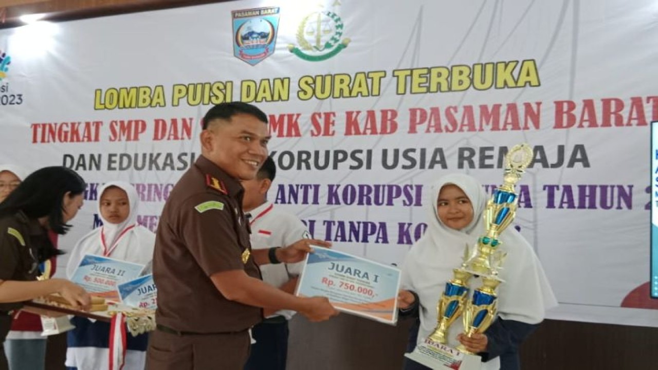 Kepala Kejaksaan Negeri Pasaman Barat M Yusuf Putra memberikan penghargaan kepada pelajar yang memenangkan lomba surat terbuka dan puisi dalam rangka peringatan Hari Anti Korupsi Sedunia tahun 2023, Selasa. (12/12/2023). Antara/Altas Maulana.