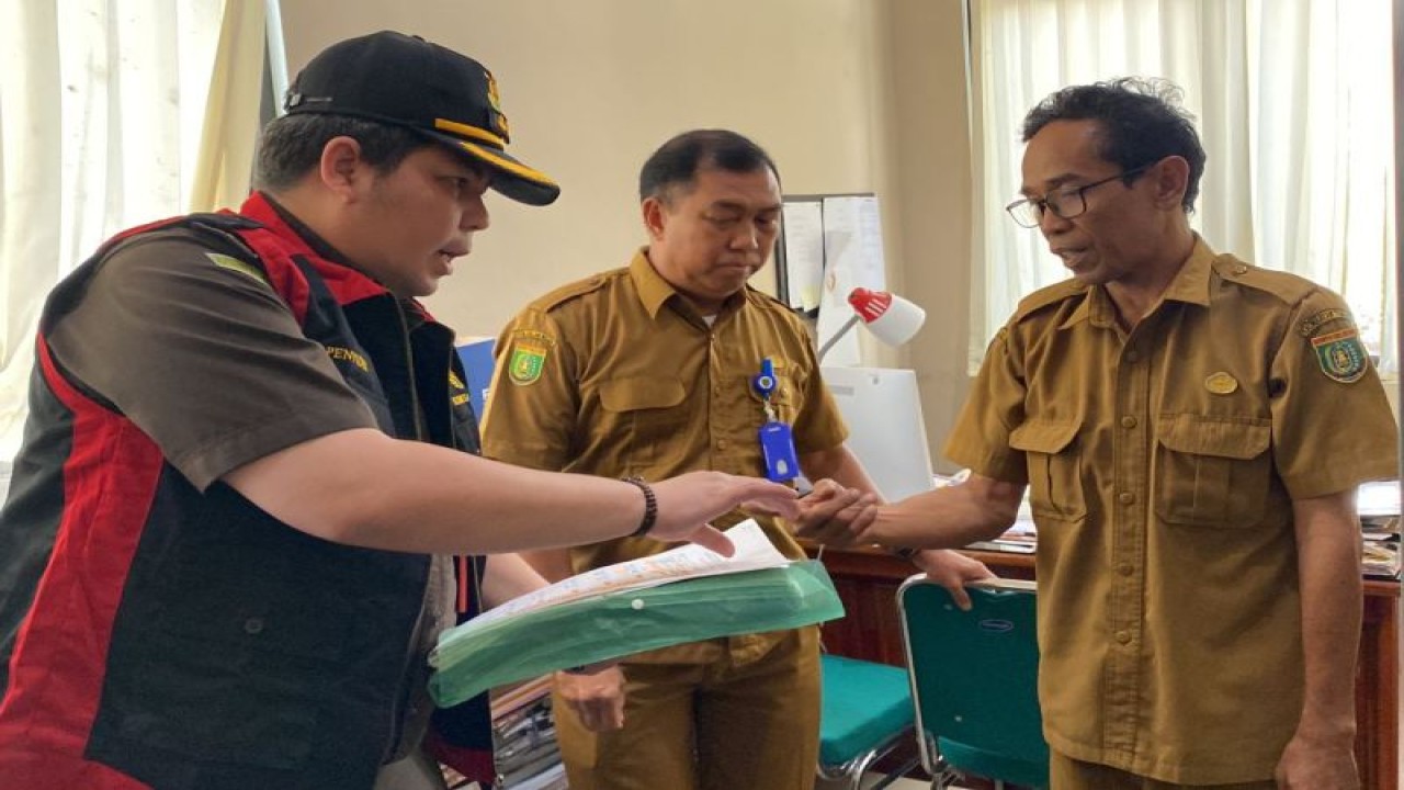 Tim penyidik Kejati Kalteng melakukan penggeledahan kantor BPKAD Kabupaten Barito Selatan terkait dugaan korupsi dana BOK Dinkes kabupaten setempat, Selasa (5/12/2023). ANTARA/HO-Kejati Kalteng