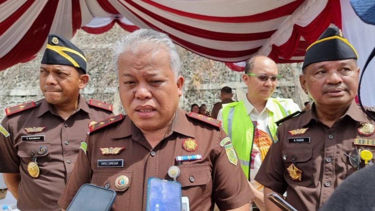 Kepala Kejaksaan Tinggi Papua Barat Harli Siregar memberikan keterangan terkait komitmen Kejaksaan mengawal pengelolaan dana desa di Manokwari, Rabu. (ANTARA/Fransiskus Salu Weking)