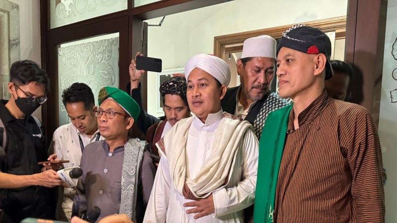 Keluarga Besar Pecinta Walisongo usai menyatakan dukungan kepada Ganjar Pranowo-Mahfud MD di Jakarta, Kamis (21/12/2023). (ANTARA/Rio Feisal)