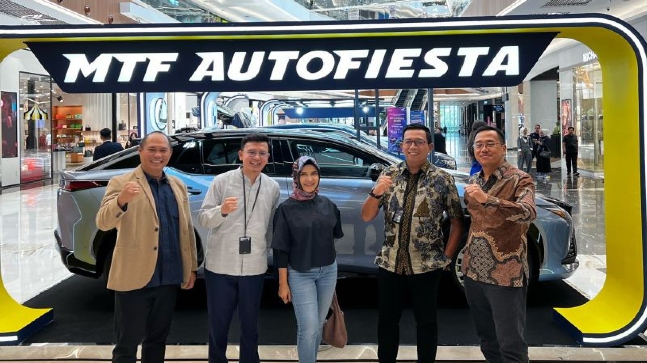 Pameran otomotif MTF Autofiesta Jakarta 2023 di Atrium Barat Pondok Indah Mall (PIM) 3, Jakarta, Senin (18/12/2023). (ANTARA/Pamela Sakina)