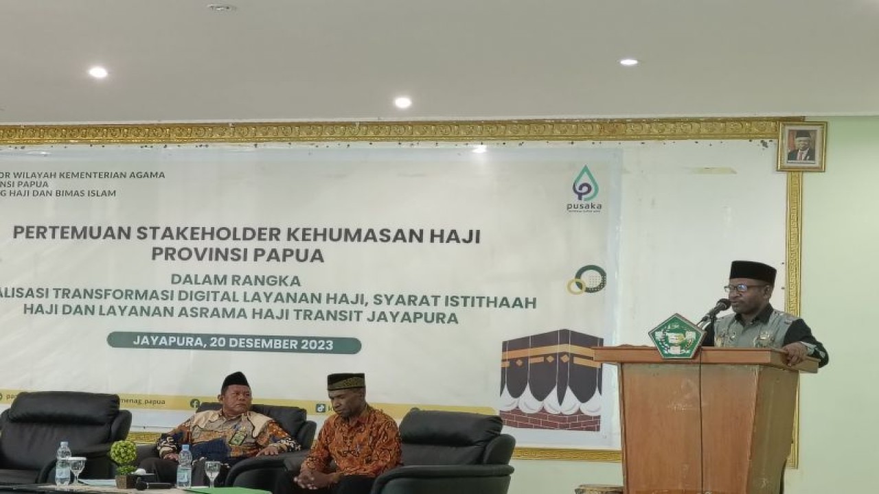 Kakanwil Kemenag Papua Klemens Taran (Kanan) saat memberikan sambutan dalam acara sosialisasi transformasi digital layanan haji, syarat istithaah haji dan layanan asrama haji transit Jayapura, Rabu (20/12) (ANTARA/Ardiles Leloltery)